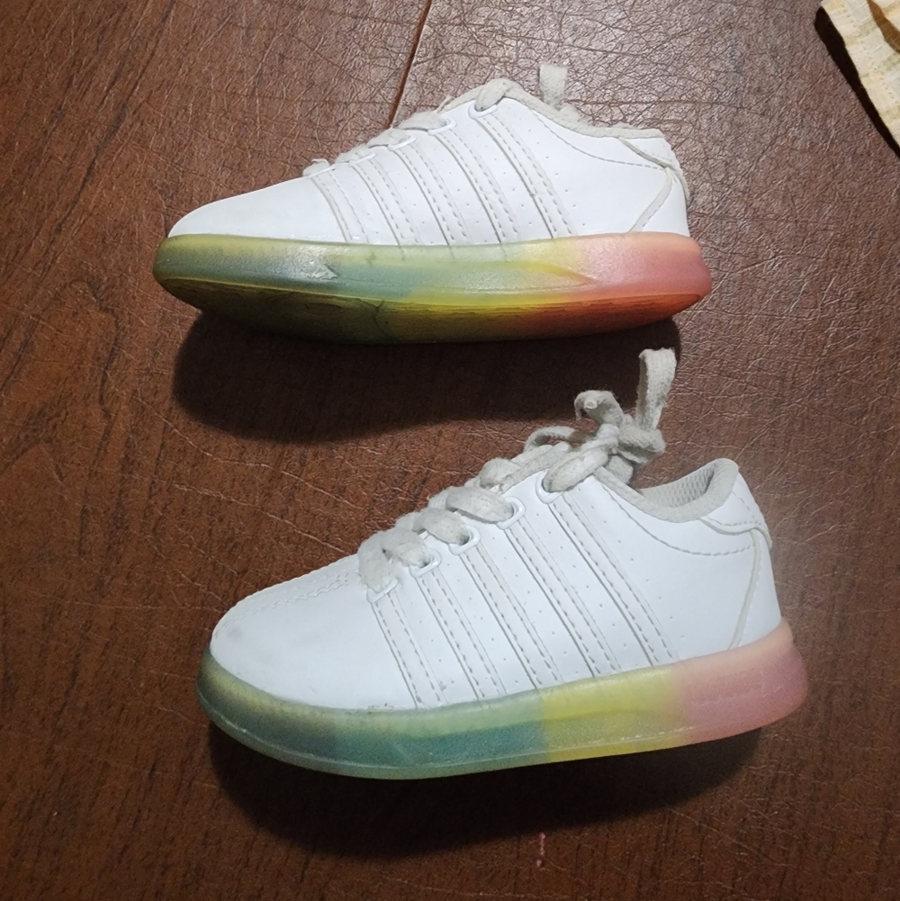 K-Swiss Kids White Sneakers with Pink Accent - Picture 2 of 8